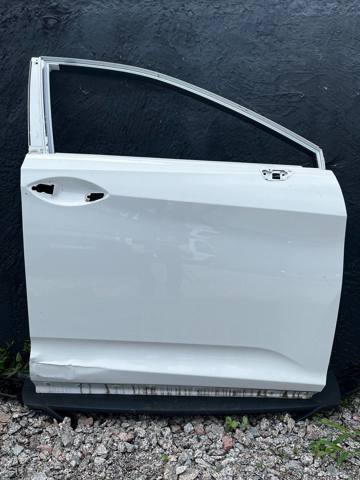 Дверка передня права 6700148160 TOYOTA