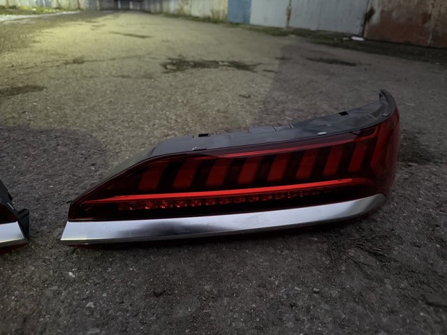 Задній правий стоп 4M0945094G VAG