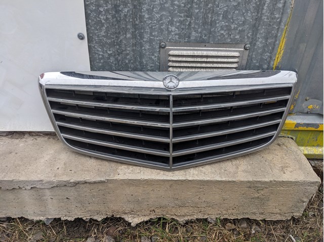 Решітка радіатора Mercedes E