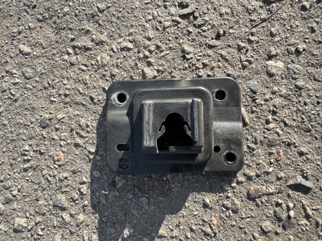 Кронштейн решітки радіатора KB8A50151 MAZDA