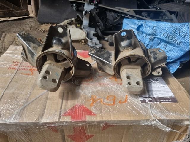 Ліва подушка двигуна 218302H000 HYUNDAI
