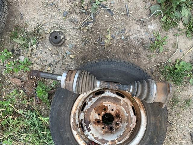 Вісь передня в зборі 391002S660 NISSAN