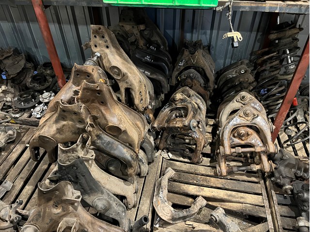 Важіль передньої підвіски верхній, правий MR296094 MITSUBISHI