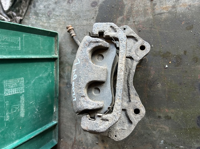 Скоба супорта переднього MR527533 MITSUBISHI
