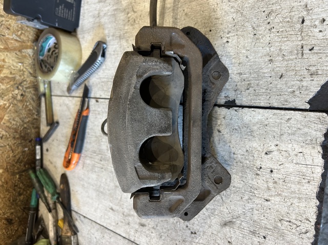 Скоба гальмівного супорта переднього MR527534 MITSUBISHI