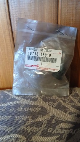 Подушка радіатора кондиціонера, нижня 1671628010 TOYOTA