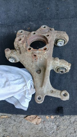 Кулак поворотний лівий 4230542070 TOYOTA