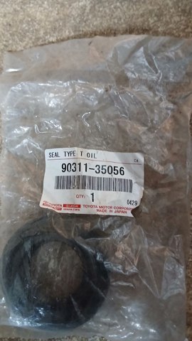 Сальник півосі переднього моста, правої 9031135056 TOYOTA
