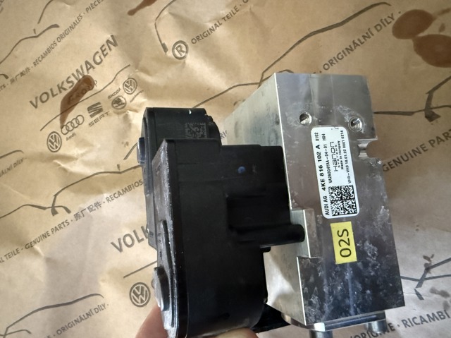 Кран обігрівача 4KE816102A VAG