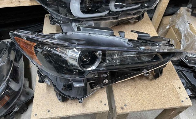 Права блок фара KL2J51031A MAZDA