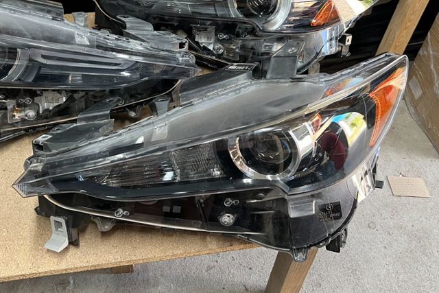Фара KL2J51041A MAZDA