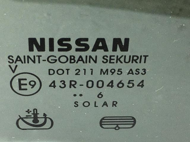 Скло задньої двері правої 82300EB33A NISSAN