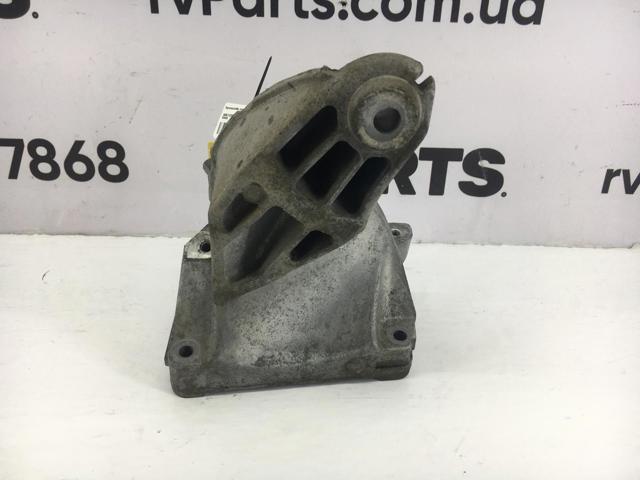 Кронштейн подушки (опори) двигуна, лівої A6512230004 MERCEDES