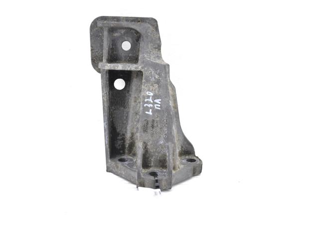 Кронштейн подушки (опори) двигуна, лівої KKU500580 LAND ROVER