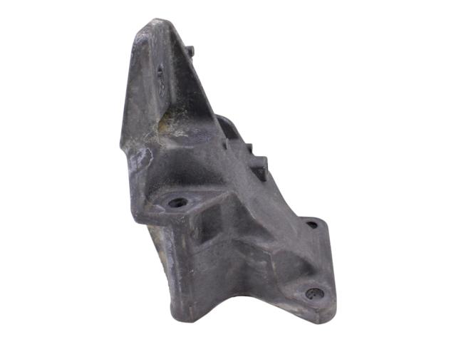Кронштейн подушки (опори) двигуна, правої LR033181 LAND ROVER