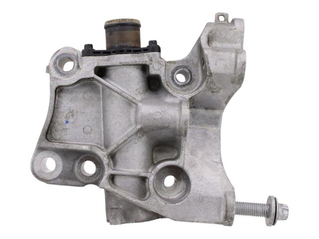 Кронштейн подушки (опори) двигуна, правої LR117682 LAND ROVER