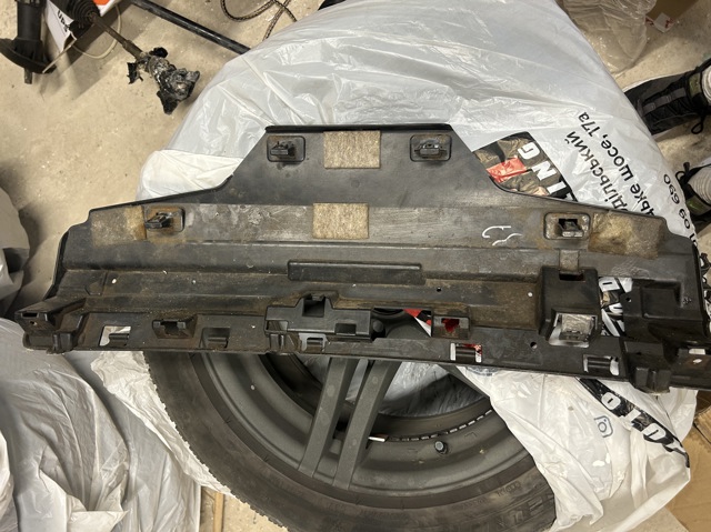 Кронштейн бампера заднього, центральний 51127256921 BMW