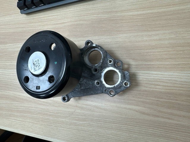 Водяний насос 11515B4A144 BMW