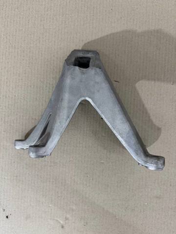 Кронштейн подушки (опори) двигуна, лівої 22116861551 BMW