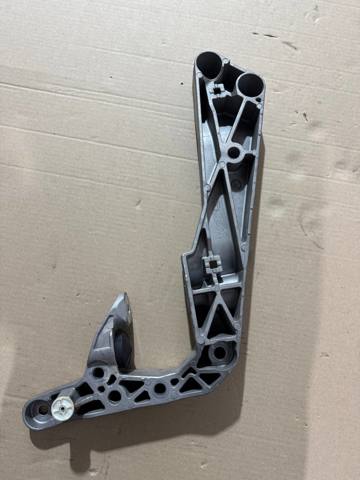 Кріплення кпп 22319485312 BMW