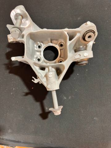 Цапфа поворотного кулака 33306876651 BMW