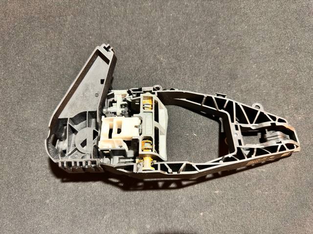Тримач зовнішньої ручки дверей, передньої правої 51219881774 BMW