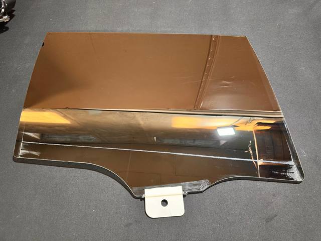 Скло заднє праве 51358496030 BMW