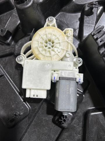 Мотор склопідйомника дверей передніх, правих 61359479072 BMW
