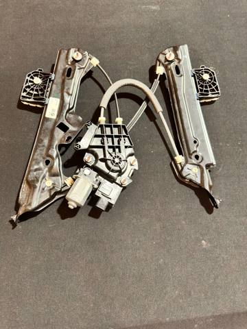 Мотор склопідйомника дверей задніх, правих 61359854232 BMW