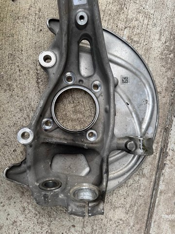 Кулак поворотний передній лівий 8W0407559 VAG