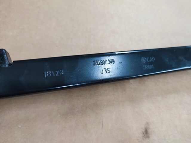 Кронштейн кріплення бампера переднього правий 760807349 VAG