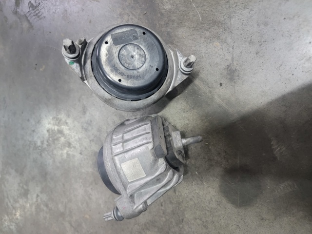 Кронштейн подушки (опори) двигуна, лівої 13981112 BMW