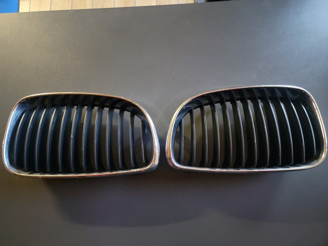 Решітка радіатора ліва 22405910 BMW