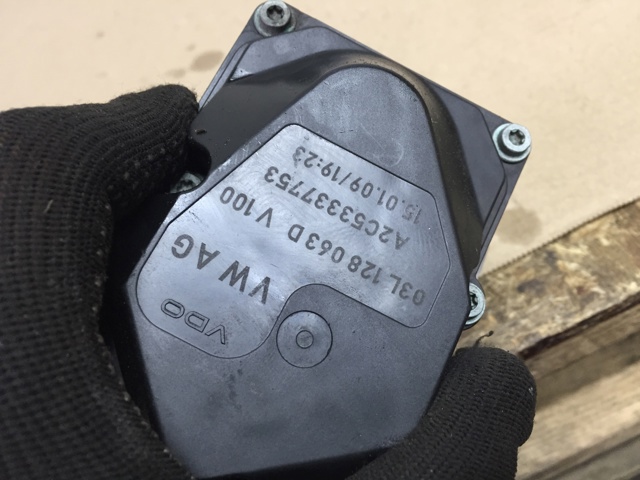 Дросільна заслінка в зборі 03L128063D VAG