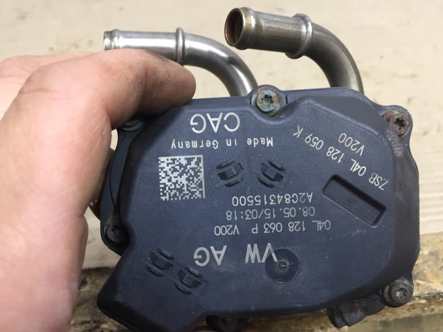 Дросільна заслінка в зборі 04L128063P VAG
