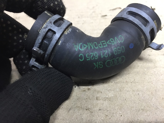 Трубопроводи і шланги системи охолодження 059121625C VAG