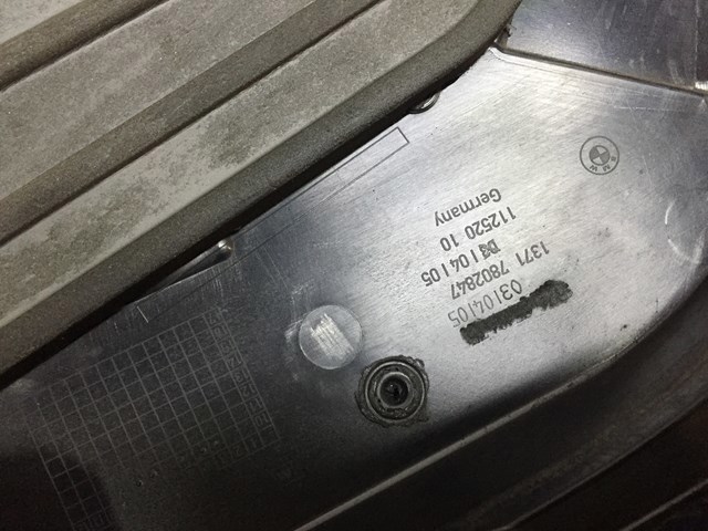 Кришка двигуна декоративна 13717802847 BMW