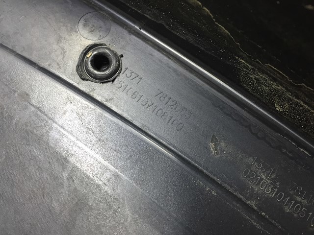 Кришка двигуна декоративна 13717812063 BMW