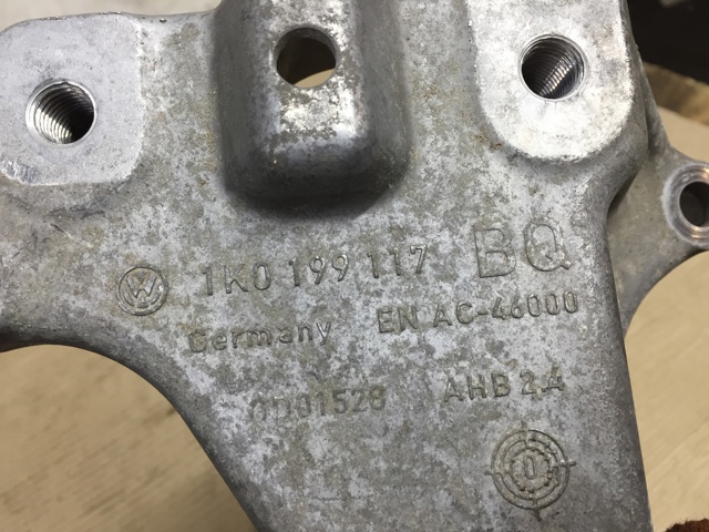 Кронштейн подушки КПП 1K0199117BQ VAG