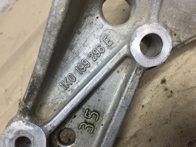 Кронштейн передньої балки 1K0199296E VAG