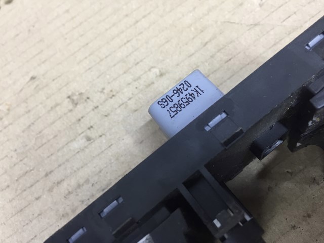 Кнопковий блок керування склопідіймачами передній лівий 1K4959857 VAG