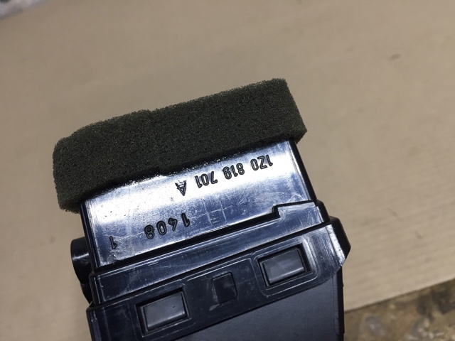 Решітка вентиляції салону на "торпедо", ліва 1Z0819701A VAG