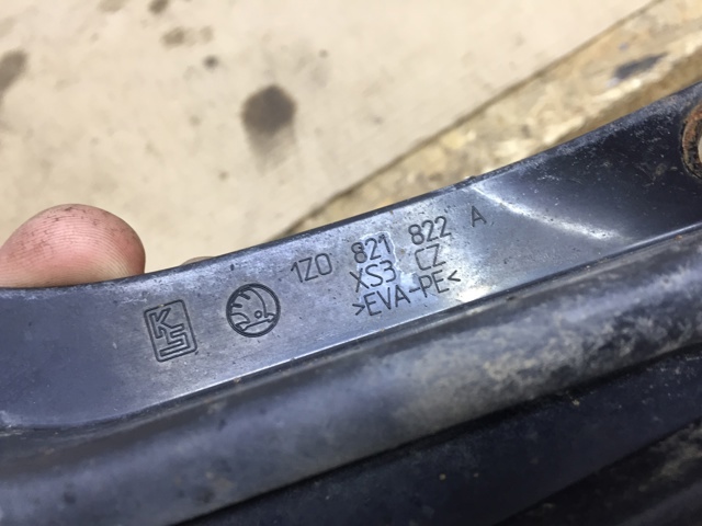 Бризковики задній, правий 1Z0821822A VAG