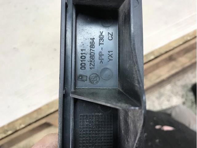 Направляюча заднього бампера, права 1Z5807864 VAG