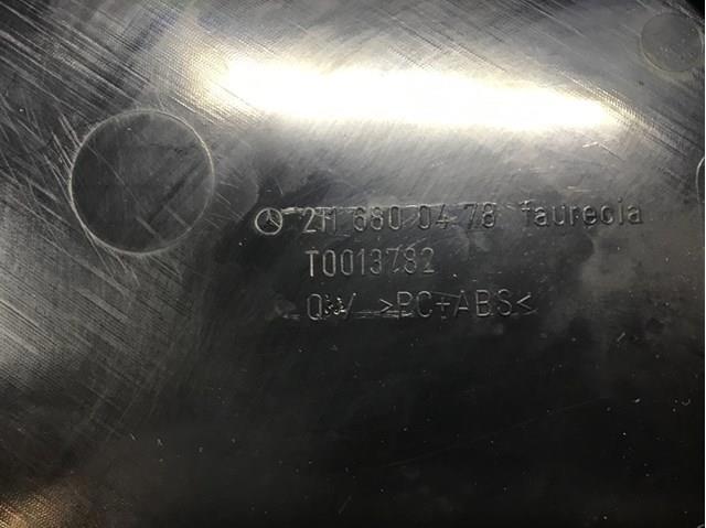 Кришка бічна панелі "торпедо", права 2116800478 MERCEDES