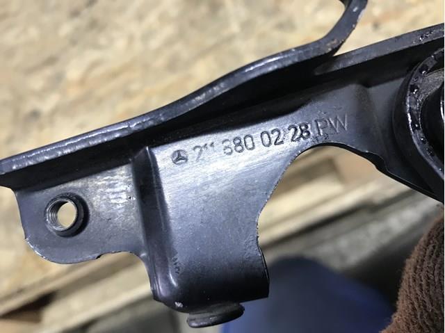 Шарнір капота правий 2118800228 MERCEDES