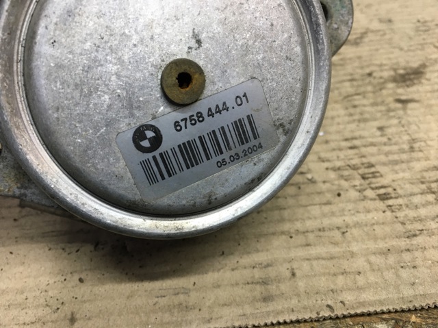 Подушка (опора) двигуна лів./прав. 22116758444 BMW