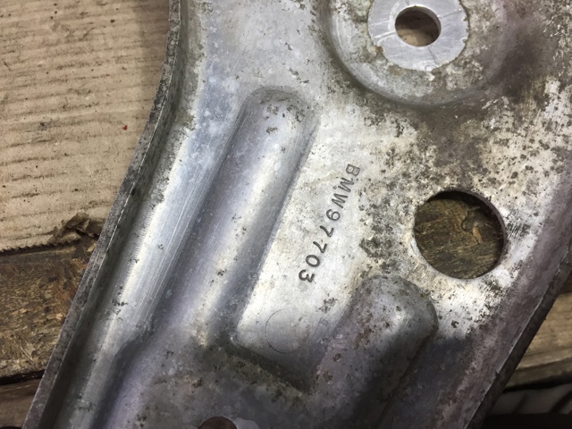 Кронштейн задньої балки 33306885675 BMW