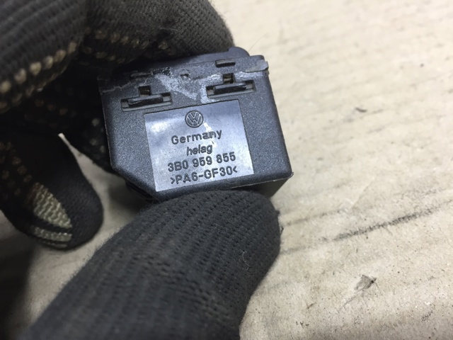 Кнопка підйомника задніх стекол 3B0959855 VAG