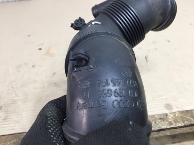 Патрубок повітряний, вихід повітряного фільтра 3C0129654M VAG